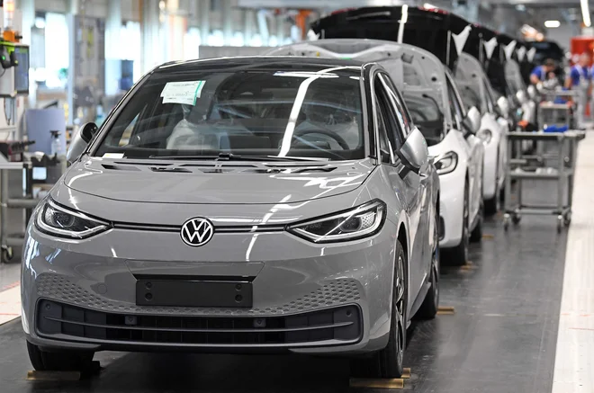 Volkswagen bo zaradi tržnih razmer jeseni začasno ustavil proizvodnjo električnega modela VW ID.3 v Zwickauu. FOTO: Hendrik Schmidt/AFP