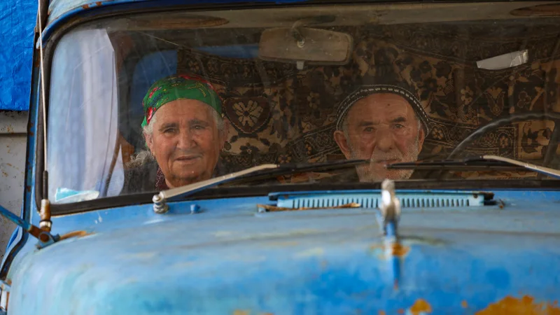 Fotografija: Begunci na kontrolni točki Lachin čakajo v avtomobilu, da bi prečkali mejo in odšli iz Karabaha v Armenijo. Več sto vozil se je včeraj iz Gorskega Karabaha odpravljalo v Armenijo po bliskoviti ofenzivi proti separatistični enklavi. Tok vozil je bil neprekinjen, družine so svoje imetje nalagale na avtomobile in se le za nekaj sekund ustavile na zadnji azerbajdžanski kontrolni točki pred vstopom v Armenijo. Foto: Emmanuel Dunand/Afp