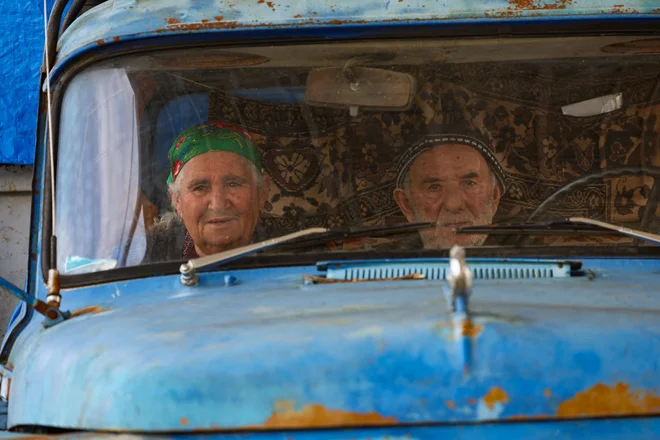 Begunci na kontrolni točki Lachin čakajo v avtomobilu, da bi prečkali mejo in odšli iz Karabaha v Armenijo. Več sto vozil se je včeraj iz Gorskega Karabaha odpravljalo v Armenijo po bliskoviti ofenzivi proti separatistični enklavi. Tok vozil je bil neprekinjen, družine so svoje imetje nalagale na avtomobile in se le za nekaj sekund ustavile na zadnji azerbajdžanski kontrolni točki pred vstopom v Armenijo. Foto: Emmanuel Dunand/Afp