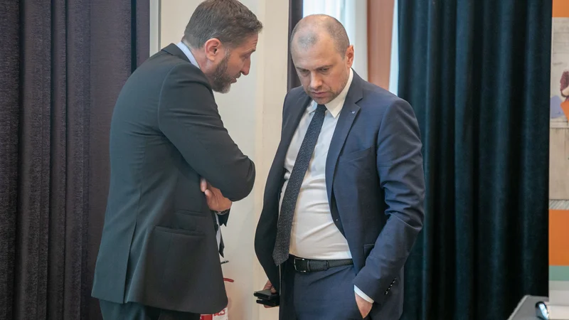 Fotografija: Minister za finance Klemen Boštjančič (levo) bo del denarja za obnovo poiskal pri bankah; NLB, ki jo vodi Blaž Brodnjak, je 20 občinam že neposredno donirala štiri milijone evrov, napovedala pa 15 milijonov prostovoljnih vplačil v SOS-sklad. FOTO: Voranc Vogel