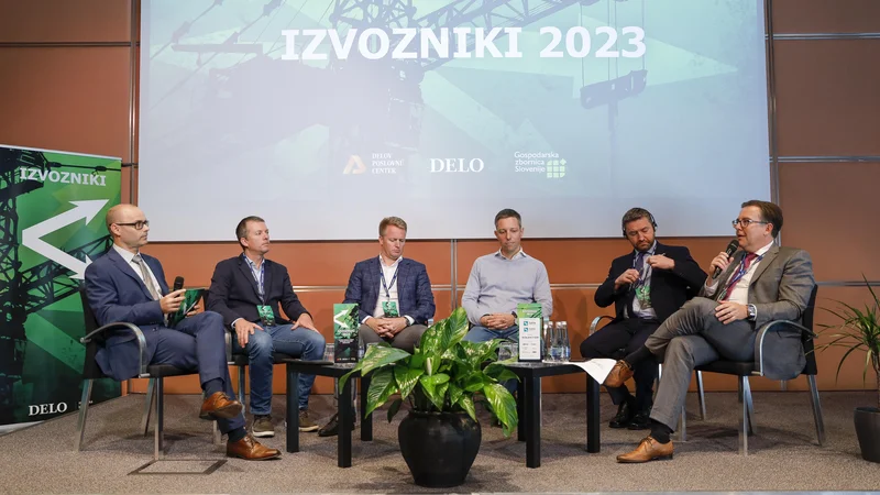 Fotografija: Z moderatorjem Alešem Pustovrhom (levo) iz ljubljanske ekonomske fakultete so mnenja soočili (z desne) Vasko Berden, predsednik sekcije ZITex pri GZS, irski veleposlanik Adrian Farrell, dr. Marko Thaler soustanovitelj in direktor podjetja Airnamics, Jure Mikuž, direktor RSG Kapital in Jure Pompe, direktor in soustanovitelj Xlab. FOTO: Jože Suhadolnik/Delo