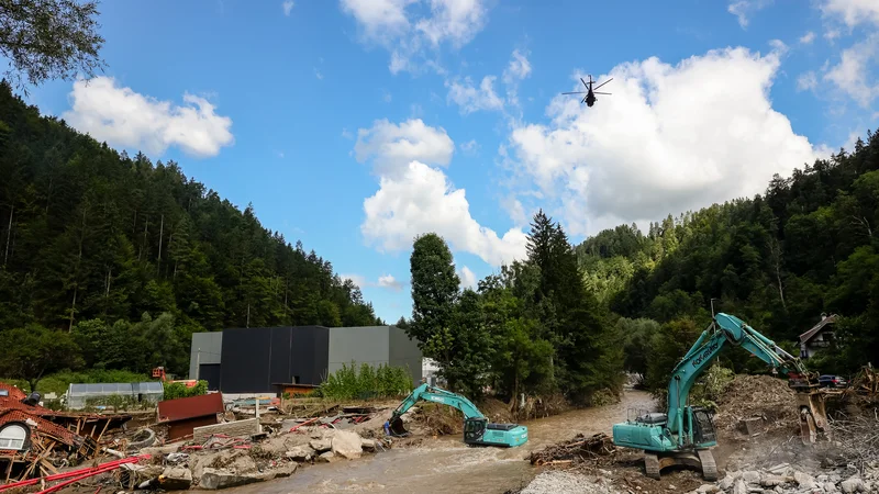 Fotografija: Sanacijo po poplavah bodo pospešili s 30 novimi ekipami in dodatno mehanizacijo. FOTO: Črt Piksi/Delo
