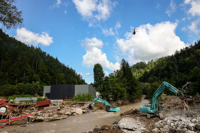 Sanacijo po poplavah bodo pospešili s 30 novimi ekipami in dodatno mehanizacijo. FOTO: Črt Piksi/Delo