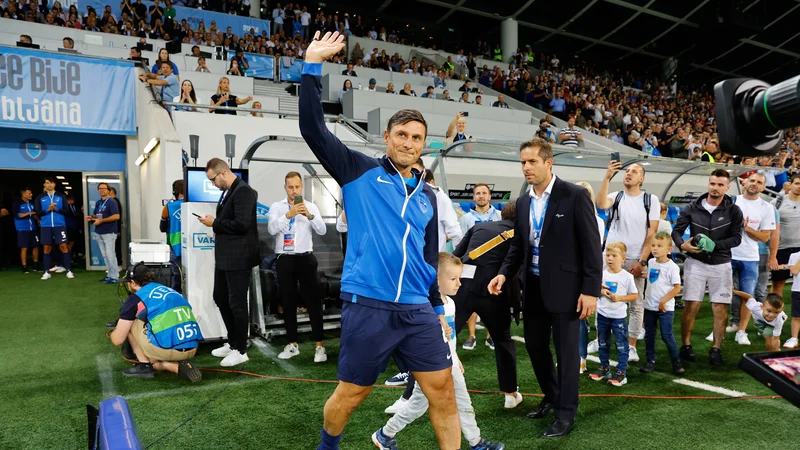 Fotografija: Devet let po koncu igralske kariere ima legendarni Argentinec še veliko nogometnih načrtov. Rad se je odzval tudi vabilu iz Ljubljane. FOTO: Luka Kotnik/SMF