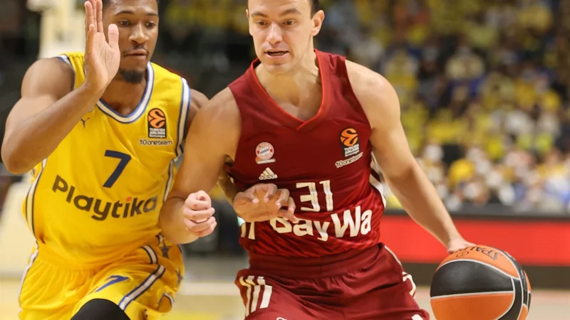 Fotografija: Žan Mark Šiško (desno) bi moral letos dres Bayerna zamenjati za dres Rio Breogana, a je trenutno bližje koncu kariere. FOTO: Euroleague
