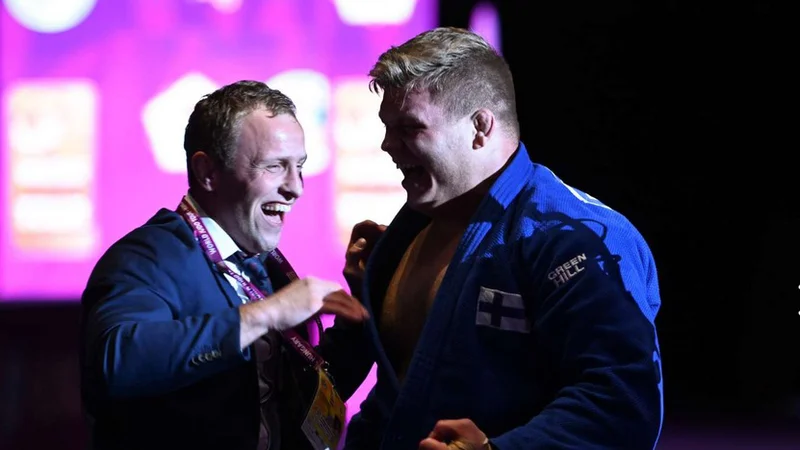 Fotografija: Rok Drakšič (levo) se je takole z Marttijem Puumalainenom v začetku avgusta v Budimpešti veselil zgodovinske prve finske zmage na mastersu. FOTO: IJF