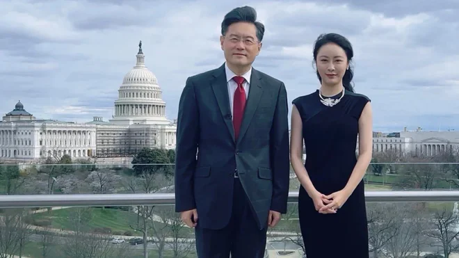 Govorice, da sta Qin in Fu v zvezi, so krožile že mesece, spoznala naj bi se okrog leta 2010 v Londonu. FOTO: Fu Xiaotian/weibo