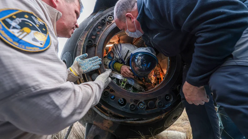 Fotografija: Na Zemlji so pol letu dni bivanja na Mednarodni vesoljski postaji (ISS) pristali dva ruska kozmonavta Sergej Prokopjev in Dmitrij Petelin ter ameriški astronavt Francisco Rubio. Nasin astronavt je postavil nov ameriški rekord za najdaljše bivanje v vesolju, 371 dni. Je prvi Američan, ki je v vesolju preživel več kot leto dni. Svetovni rekord sicer znaša 437 dni in ga je sredi 90. let prejšnjega stoletja postavila Rusija. Foto: Handout/Afp
