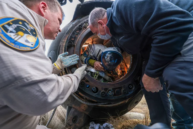 Na Zemlji so pol letu dni bivanja na Mednarodni vesoljski postaji (ISS) pristali dva ruska kozmonavta Sergej Prokopjev in Dmitrij Petelin ter ameriški astronavt Francisco Rubio. Nasin astronavt je postavil nov ameriški rekord za najdaljše bivanje v vesolju, 371 dni. Je prvi Američan, ki je v vesolju preživel več kot leto dni. Svetovni rekord sicer znaša 437 dni in ga je sredi 90. let prejšnjega stoletja postavila Rusija. Foto: Handout/Afp