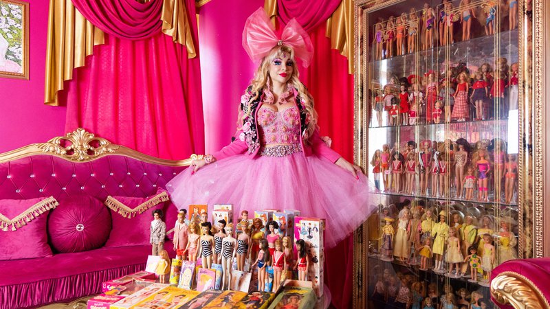 Fotografija: Tatjana Tuzova iz Krasnogorska je slavna ruska zbirateljica lutk Barbie, v njeni zbirki je 12.000 primerkov. FOTO: Maxim Shemetov/Reuters