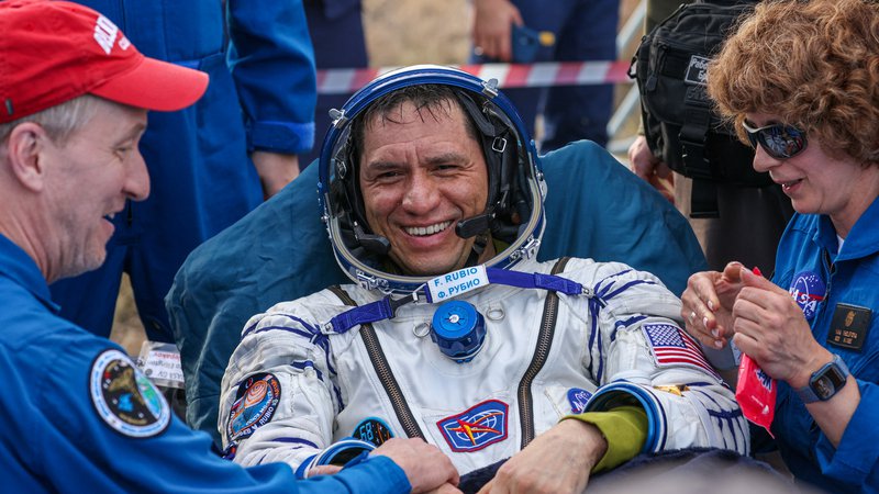 Fotografija: Nepričakovani ameriški rekorder Frank Rubio se bo zdaj lahko odpravil domov. FOTO: Roscosmos via Reuters
