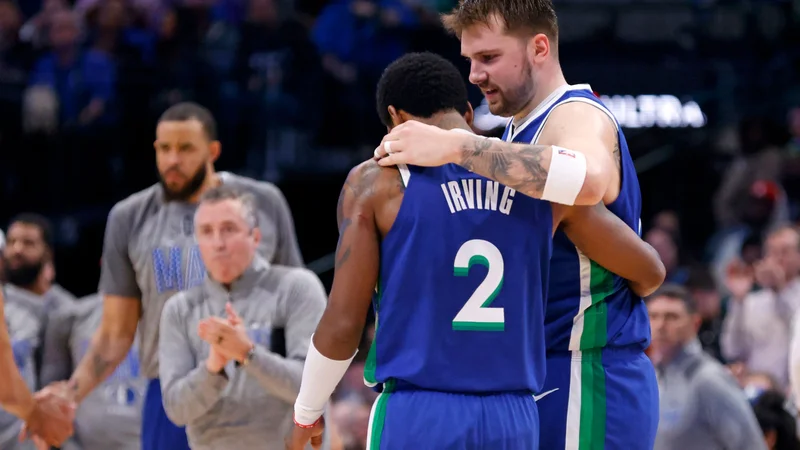 Fotografija: Če bosta znala podrediti lastne ambicije ekipi, bi bila naveza Dončić – Irving lahko neustavljiva. FOTO: Ron Jenkins/Getty Images via AFP