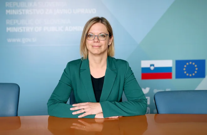 Na MJU zatrjujejo, da je postopek javnega razpisa v celoti vodila strokovna komisija, ministrica Sanja Ajanovič Hovnik pa da ni sodelovala na nobeni stopnji odločanja ter nikoli ni bila v poslovnem odnosu z IPES Maribor.