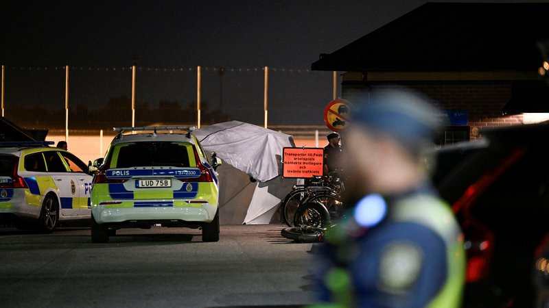Fotografija: Prizorišče incidenta ja jugu Stockholma. Švedska radiotelevizija SVT navaja, da sta bila dva od treh incidentov s smrtnim izidom povezana z kriminalno združbo Foxtrot, ki naj bi bila v središču nedavnega vala nasilja v državi. FOTO: Pontus Lundahl/TT News Agency/Reuters