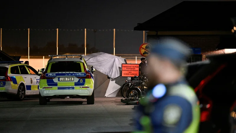 Fotografija: Prizorišče incidenta ja jugu Stockholma. Švedska radiotelevizija SVT navaja, da sta bila dva od treh incidentov s smrtnim izidom povezana z kriminalno združbo Foxtrot, ki naj bi bila v središču nedavnega vala nasilja v državi. FOTO: Pontus Lundahl/TT News Agency/Reuters