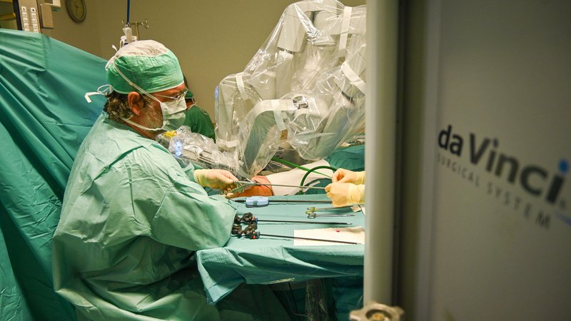 Fotografija: Robotske operacije so za paciente manj invazivne, manj je zapletov, hitreje se vrnejo na delo. Foto Splošna bolnišnica Celje