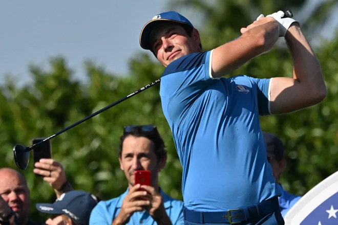 Norvežan Viktor Hovland je v četrtkovi trening rundi navdušil z udarcem hole-in-one na luknji s parom 4 v dolžini 276 metrov. FOTO: Andreas Solaro/AFP