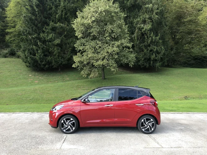 Hyundai i10 je eden ne tako pogostih mini avtomobilov. Dobro, da so še. FOTO: Gašper Boncelj