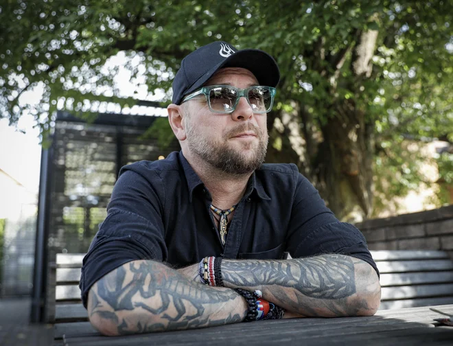 »Pri smučarskih skokih me ni toliko motilo, da sem se moral spustiti po smučini, ampak vzpenjanje na zaletni stolp mi je predstavljalo veliko stisko,« se spominja mladosti in športnega udejstvovanja. FOTO: Jože Suhadolnik/Delo