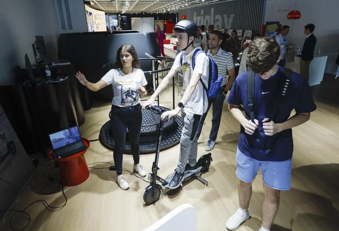 V Zavarovalnici Triglav so pripravili simulator vožnje z e-skirojem, da lahko nevarne situacije preizkusijo v varnem okolju. FOTO: Jože Suhadolnik