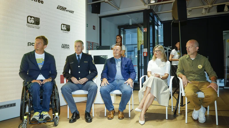 Fotografija: Namen nove iniciative Ne bluzi, z glavo kruzi! Zavoda Vozim so razkrili direktor David Razboršek, vodja sektorja prometne policije Ivan Kapun, Andrej Strahovnik, dr. med, specialist ortopedske kirurgije, vodja projektov varne mobilnosti v Zavarovalnici Triglav Ana Cergolj Kebler in Ivor Bogunić iz agencije Yootree. FOTO: Jože Suhadolnik