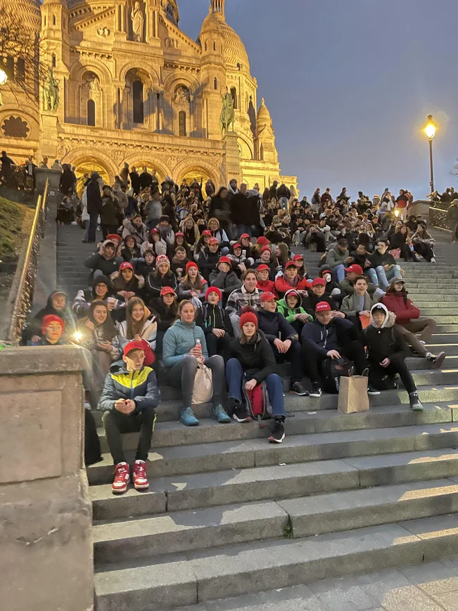 Učiteljica pravi, da skoraj ni otroka, ki ne bi s šolo kam potoval. V Pariz jih je šlo toliko, da je morala iti dvakrat, da so vsi prišli na vrsto. FOTO: osebni arhiv