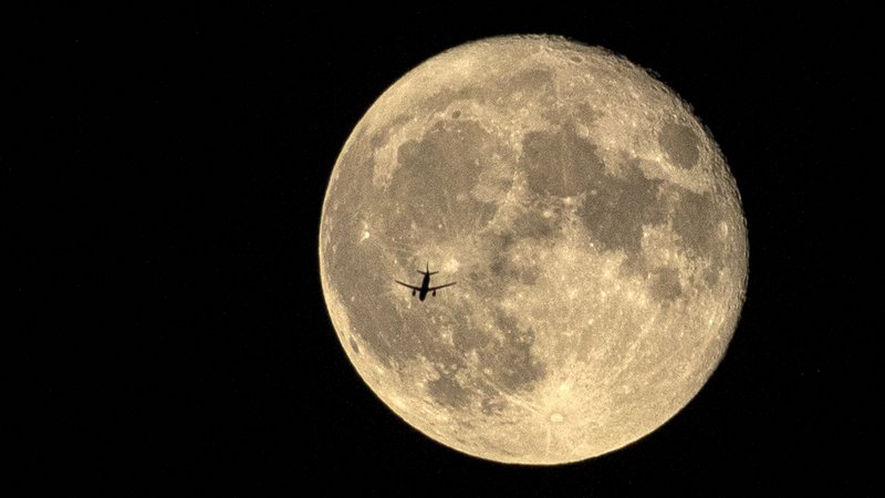 Fotografija: Znanstvenik je obtožil Indijo dezinformacije o pristanku njenega vesoljskega vozila na Mesečevem južnem polu. FOTO: Hussein Faleh/AFP