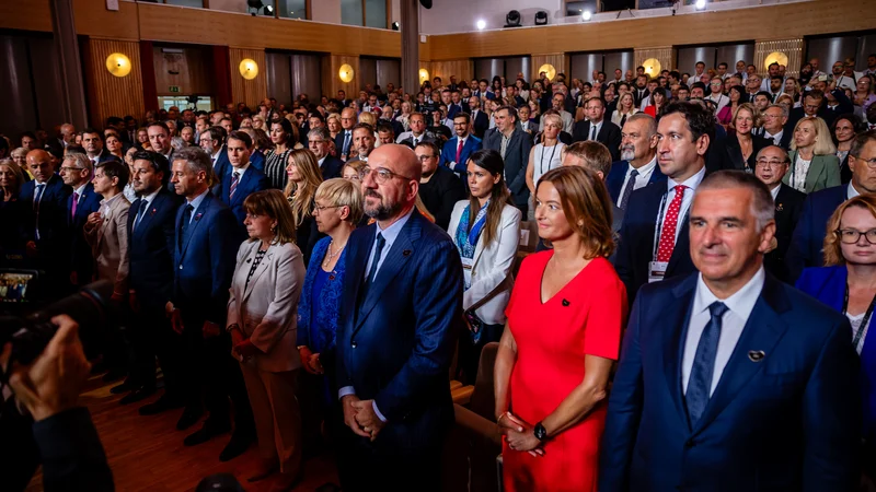Fotografija: Slovenska vlada se (še) ni zavezala uvedbi odločanja s kvalificirano večino, ampak se je kot odgovorna članica EU vključila v razpravo o tej temi z namenom, da bi bili slovenski pomisleki in stališča slišani vse od začetka. FOTO: Črt Piksi/Delo