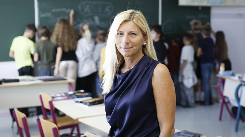 Fotografija: Če so odnosi med zaposlenimi v šoli dobri, se to čuti tudi med otroki, pravi učiteljica geografije na osnovni šoli Žirovnica Vanja Zuljan. FOTO: Jože Suhadolnik/Delo