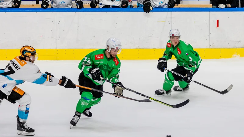 Fotografija: Olimpijini hokejisti so tokrat razočarali svoje privržence. FOTO: Črt Piksi/Delo