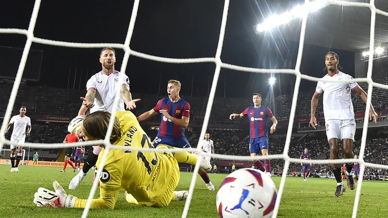 Fotografija: Sergio Ramos je bil krivec za poraz Seville. FOTO: Pau Barrena /AFP