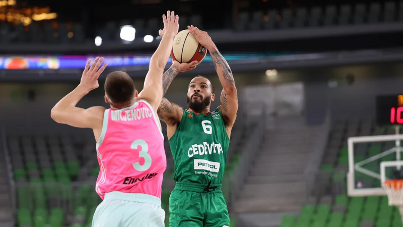 Fotografija: Justin Cobbs je bil najučinkovitejši Olimpijin košarkar z 19 točkami, dodal je še 4 asistence. FOTO: ABA