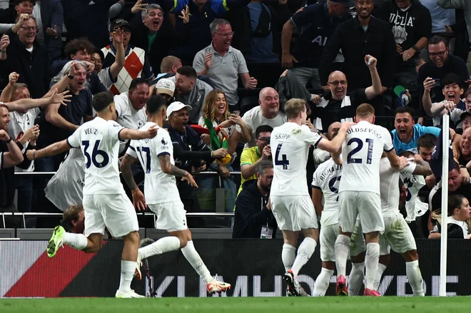 Nogometaši Tottenhama so prešerno proslavili zmago nad Liverpoolom. FOTO: Henry Nicholls/AFP