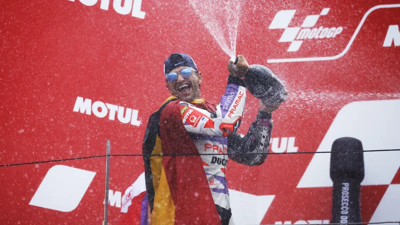 Jorge Martin se je z zmago na VN Japosnke v razredu motoGP vodilnemu v skupnemu seštevku Francescu Bagnaii približal le še na tri točke zaostanka. FOTO: Issei Kato/Reuters