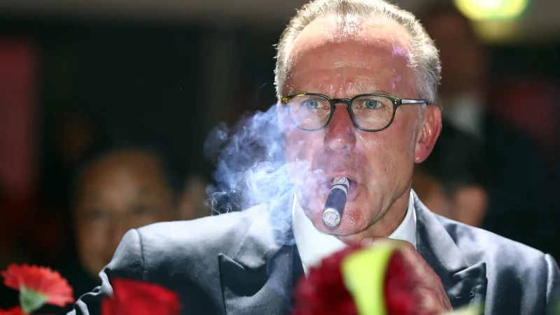 Fotografija: Tudi dolgoletni Bayernov šef Karl-Heinz Rummenigge popdira Uefino odločitev o tem, da se mlajših reprezentančni selekcij Rusije ne kaznuje. FOTO: Alexander Hassenstein/Pool New Reuters