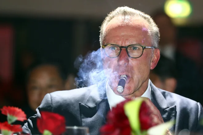 Tudi dolgoletni Bayernov šef Karl-Heinz Rummenigge popdira Uefino odločitev o tem, da se mlajših reprezentančni selekcij Rusije ne kaznuje. FOTO: Alexander Hassenstein/Pool New Reuters