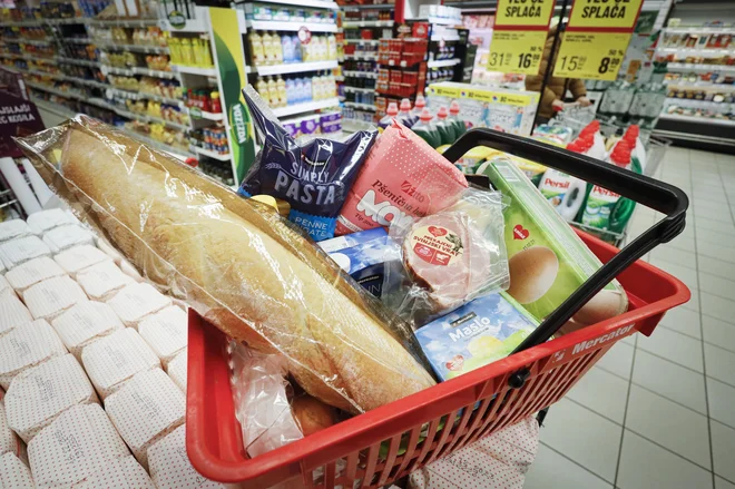 Če verjamete statistikom, potem nam gre odlično, na blagajnah pa tega občutka najbrž ne bo. FOTO: Jože Suhadolnik/Delo