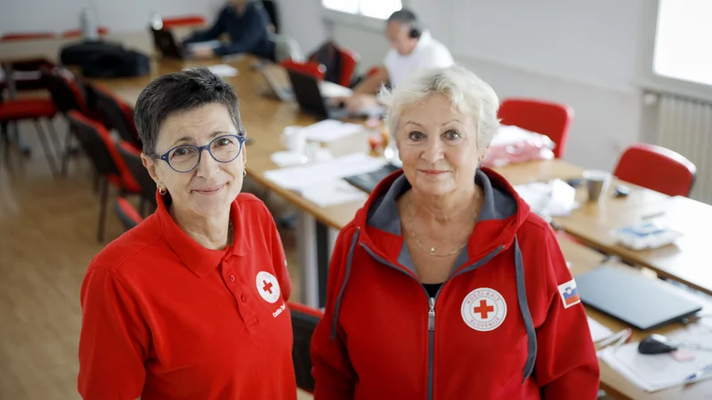 Fotografija: Pomoč mora biti usmerjena in prava, porabo sredstev moramo načrtovati, je načelo, ki ga zagovarjata Ana Žerjal (desno) in Cvetka Tomin. FOTO: Jože Suhadolnik