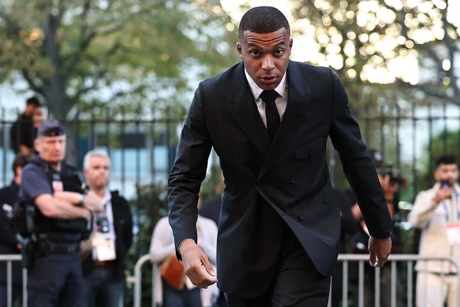 V borilnem spektaklu v Parizu je vidno užival tudi Kylian Mbappé. FOTO: Franck Fife/AFP