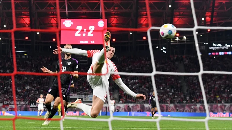 Fotografija: Benjamin Šeško je imel priložnost, da bi ob koncu tekme potopil Bayern. FOTO: Annegret Hilse/Reuters