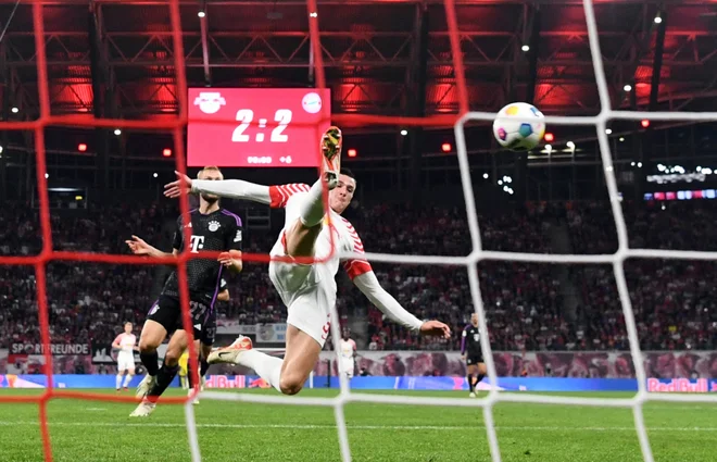 Benjamin Šeško je imel priložnost, da bi ob koncu tekme potopil Bayern. FOTO: Annegret Hilse/Reuters