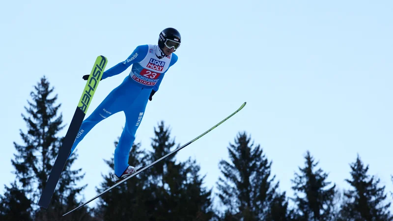 Fotografija: Švicar Gregor Deschwanden je skočil do zmage v Hinzenbachu. FOTO: Lisi Niesner/Reuters