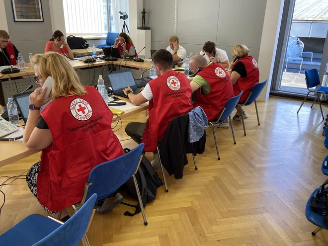 Na klicni center RKS, ki so ga vzpostavili takoj po poplavah, se ljudje obračajo z različnimi vprašanji. FOTO: Rdeči Križ Slovenije