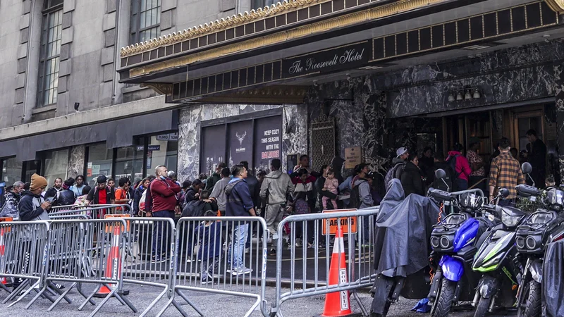 Fotografija: Prej luksuzni hotel Roosevelt na 45. cesti med avenijama Park in Madison so razglasili za novi Ellis Island. FOTO: Selcuk Acar/AFP