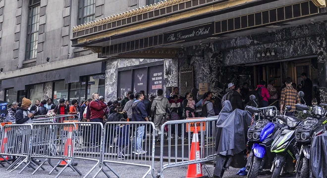 Prej luksuzni hotel Roosevelt na 45. cesti med avenijama Park in Madison so razglasili za novi Ellis Island. FOTO: Selcuk Acar/AFP