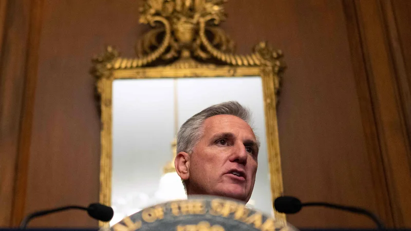 Fotografija: Predsednik predstavniškega doma Kevin McCarthy je kljub nasprotovanju strankarskih kolegov podaljšal financiranje vlade. FOTO: Andrew Caballero-Reynolds/AFP