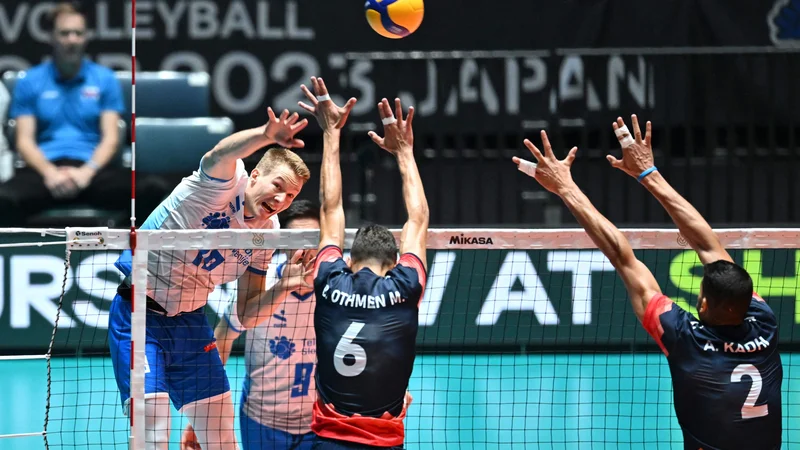 Slovenskim odbojkarjem (na fotografiji levo Rok Možič) gre za zdaj v Tokiu po načrtih. FOTO: Kazuhiro Nogi/AFP