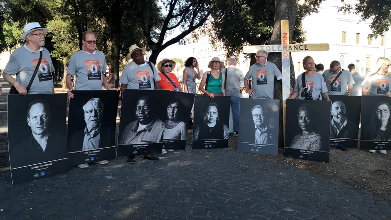 Fotografija: Skupina borcev za pravice zlorabljenih z vsega sveta se je konec tedna v Rimu zbrala, da odločevalce v Vatikanu pozove k ničelni toleranci do storilcev. Odločevalci jim niso dovolili zborovanja v bližini Trga Svetega Petra. Foto Novica Mihajlovič