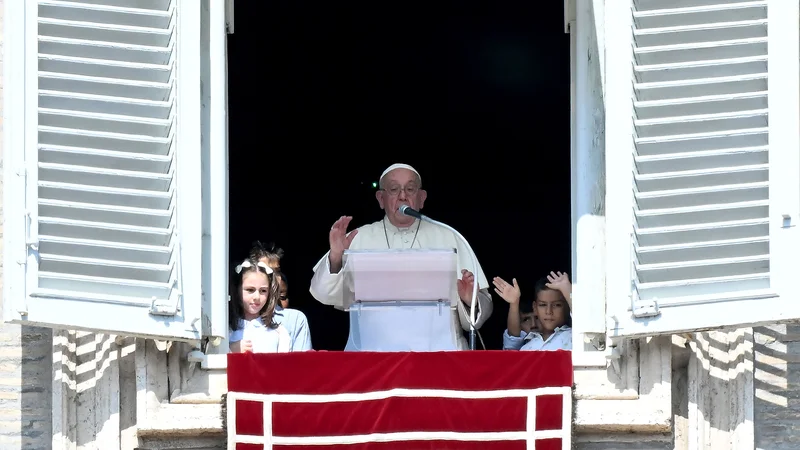 Fotografija: Papež Frančišek med nedeljsko mašo. FOTO: Filippo Monteforte/Afp