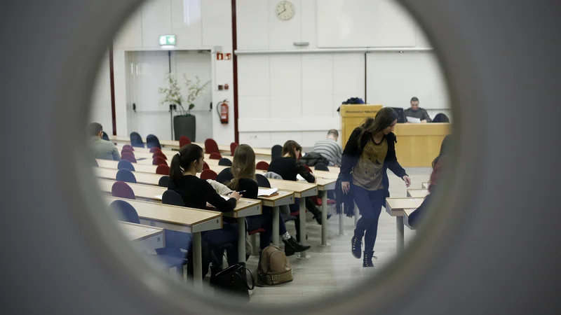 Fotografija: Novo študijsko leto se po prvih ocenah ministrstva za visoko šolstvo, znanost in inovacije začenja za približno 65.180 študentk in študentov na visokošolskem ter 11.000 na višjem strokovnem izobraževanju. FOTO: Blaž Samec/Delo